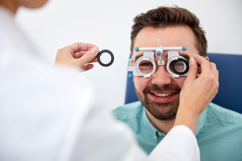 ¿Cómo se corrige el astigmatismo?