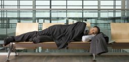 El cansancio y la irritabilidad son síntomas típicos del jet lag.