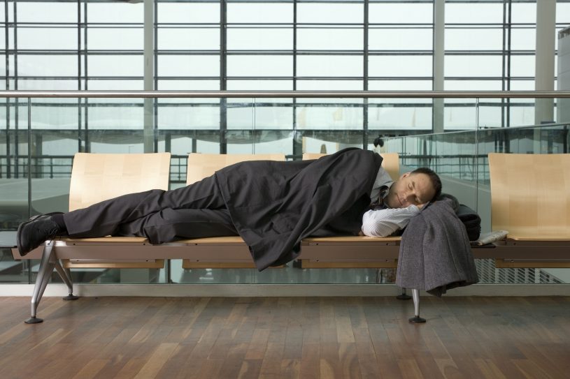 El cansancio y la irritabilidad son síntomas típicos del jet lag.