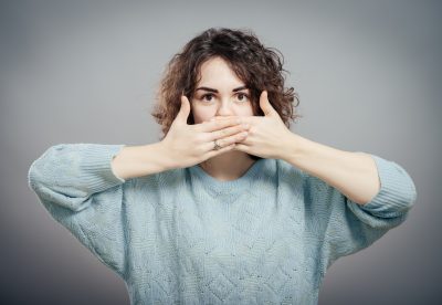 La halitosis tiene su origen en una ineficiente higiene bucal.