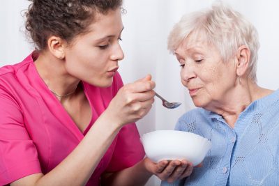 La disfagia es más común en personas de edad avanzada.