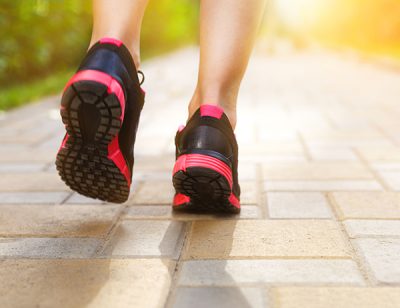 En la fascitis plantar, el calzado influye en la evolución del dolor plantar. CinfaSalud