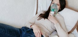 La fibrosis quística causa problemas respiratorios.