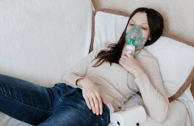 La fibrosis quística causa problemas respiratorios.
