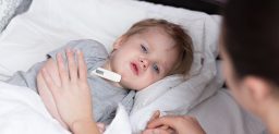 Si un niño tiene fiebre, debemos fijarnos en cómo se encuentra. CinfaSalud