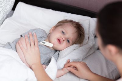 Si un niño tiene fiebre, debemos fijarnos en cómo se encuentra. CinfaSalud