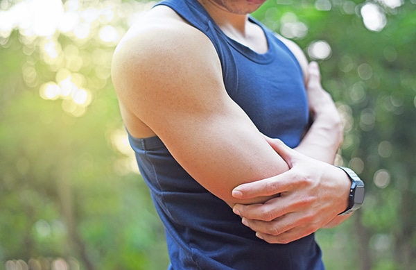El dolor muscular o la sensación de rigidez son algunos de los síntomas de las agujetas. CinfaSalud