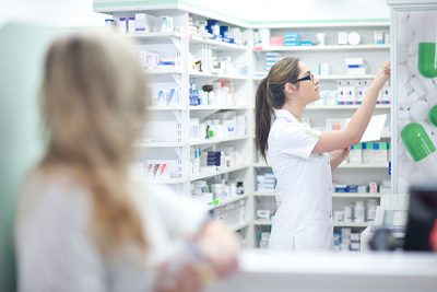 Los medicamentos caducados deben llevarse a la farmacia.