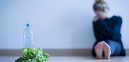 La anorexia no tiene una causa concreta, sino que confluyen varios factores. CinfaSalud