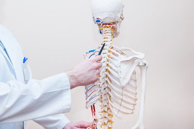 ¿Se puede tratar la espondilitis?