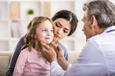 El contagio de la mononucleosis se produce por la transmisión del virus a través de la saliva. CinfaSalud