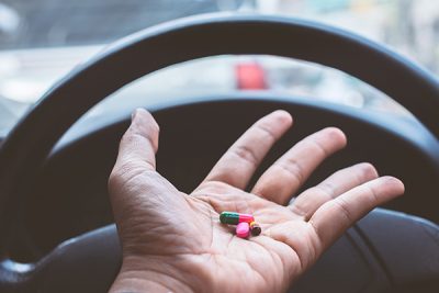 Somnolencia o pérdida de reflejos al volante son algunos efectos que ciertos fármacos pueden producir. CinfaSalud