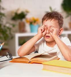¿Qué signos indican que mi hijo tiene algún problema de visión?