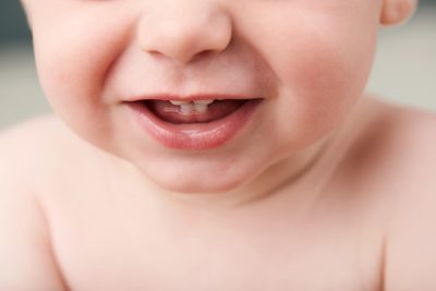 Cuida la boca y los dientes de tu niño desde sus primeros meses.