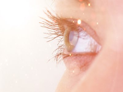 La visión de destellos luminosos o de moscas son síntomas que pueden alertar del desprendimiento de retina.
