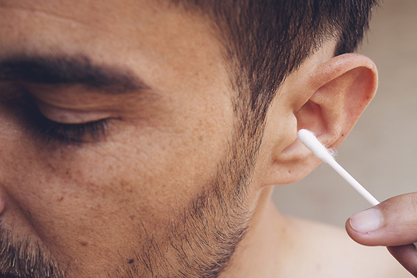 Cómo limpiar los oídos y eliminar tapones de cera sin dañarlos