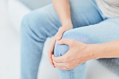 La condromalacia significa reblandecimiento anormal de los cartílagos.