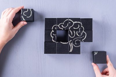 La amnesia neurológica es consecuencia de una lesión o daño cerebral.