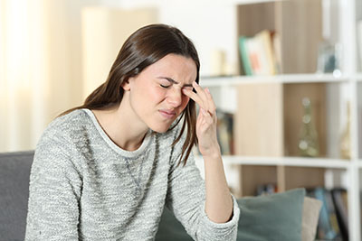 El dolor de cabeza puede estar relacionado con el ojo rojo. 