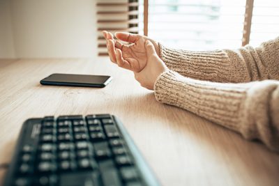 La inflamación en la muñeca es un síntoma de la tendinitis de De Quervain.