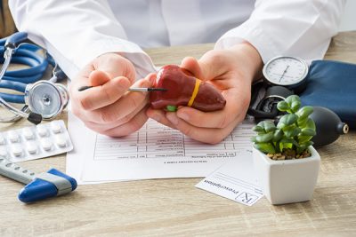 Evitar el alcohol es una de las medidas de prevención del cáncer de hígado.