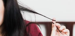 La tricotilomanía también puede conllevar arrancarse pelo de las cejas y las pestañas.