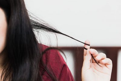 La tricotilomanía también puede conllevar arrancarse pelo de las cejas y las pestañas.