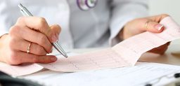 Los soplos cardiacos se diagnostican al auscultar el pecho del paciente.