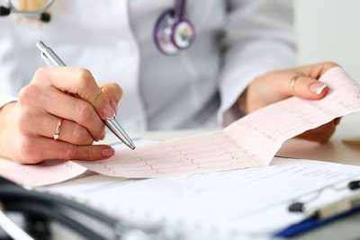 Los soplos cardiacos se diagnostican al auscultar el pecho del paciente.