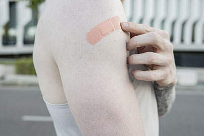 Las personas con albinismo tienen una piel muy sensible a los rayos del sol y en ocasiones un deterioro de la visión.