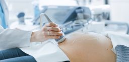 El embarazo ectópico se produce cuando el óvulo fertilizado se implanta fuera del útero y ocurre en 1 de cada 100-200 gestaciones.