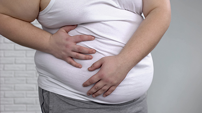 Tienen mayor riesgo de desarrollar hígado graso no alcohólico las personas obesas -especialmente cuando el exceso de peso se concentra en el abdomen.