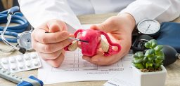 El útero es un órgano hueco muscular en forma de pera invertida, situado en la pelvis, por delante del recto, detrás de la vejiga y en contacto con la vagina.