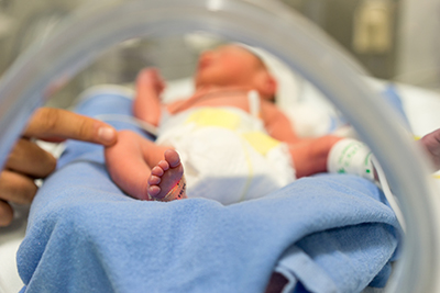 El alta hospitalaria de los bebés prematuros ocurre cuando están estables, sin apneas y ganan peso. 