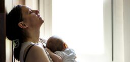 La depresión posparto dura al menos dos semanas y la padece entre un 10 y un 15% de las mujeres.
