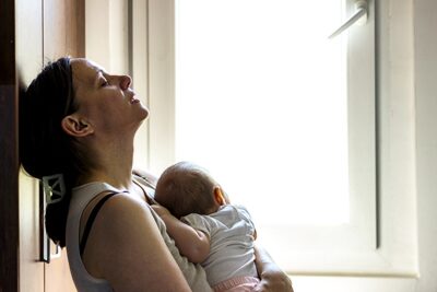 La depresión posparto dura al menos dos semanas y la padece entre un 10 y un 15% de las mujeres.