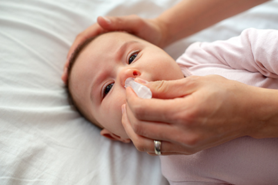 Los niños y niñas que padecen el virus respiratorio sincitial (VRS) se recuperan en una o dos semanas con medidas en el hogar para tartar la fiebre, y el dolor. 