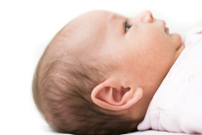 La sordera infantil puede manifestarse con signos como no sobresaltarse o reaccionar a sonidos o voces. 