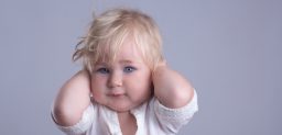 La sordera o hipoacusia infantil es la incapacidad total o parcial para oír sonidos en uno o ambos oídos de un bebé o niño.