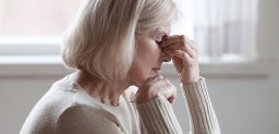 La astenopia es un conjunto de molestias consecuencia del sobreesfuerzo de la estructura ocular, tras llevar a cabo tareas visuales durante un tiempo prolongado y sin descansos.