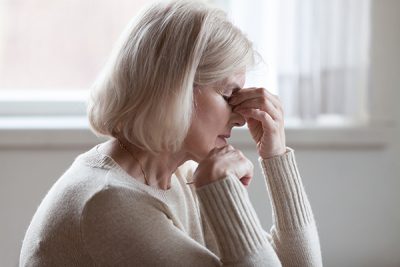 La astenopia es un conjunto de molestias consecuencia del sobreesfuerzo de la estructura ocular, tras llevar a cabo tareas visuales durante un tiempo prolongado y sin descansos.