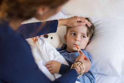 Es necesario solicitar valoración médica en el día en caso de que un bebé, menor de tres meses, tenga fiebre igual o superior a 38º o si está asociada a síntomas de alarma.