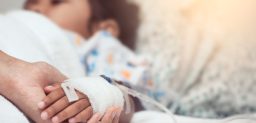 Es necesario llamar al 112 o acudir de manera inmediata a urgencias de un hospital si observamos síntomas respiratorios, síntomas cutáneos o síntomas de dolor graves.