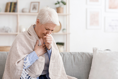 La EPID presenta síntomas como la dificultad para respirar (disnea), tos persistente y seca, agrandamiento del corazón y cianosis, entre otros.
