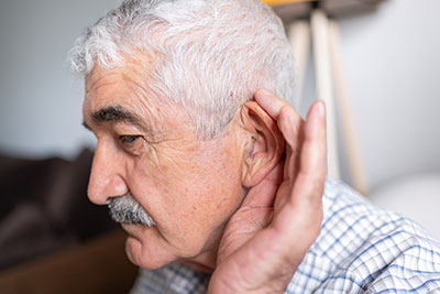 según la OMS, más de 1000 millones de jóvenes adultos corren el riesgo de sufrir una pérdida de audición evitable 