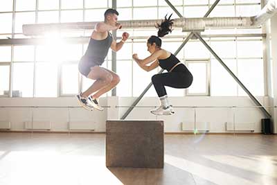 El ejercicio aeróbico es aquél que tiene como características principales que se realiza con la participación de muchos grupos musculares