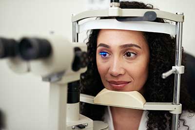 El diagnóstico del agujero macular suele realizarse durante un examen ocular completo. 