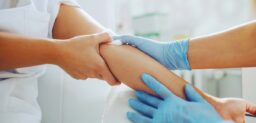 Una analítica de sangre es una de las pruebas diagnósticas más comunes que se realizan en un laboratorio.