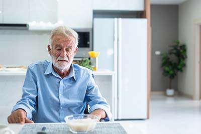 La desnutrición provocada por falta de apetito puede provocar anemia, pérdida de la masa muscular y ósea y el debilitamiento del sistema inmunológico.