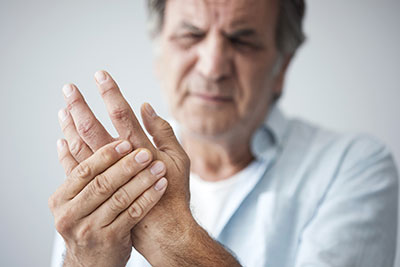 El hombro congelado dolor que aparece en la articulación del hombro cuando se realizan movimientos como levantar el brazo por encima de la cabeza o extenderlo hacia delante o hacia atrás.